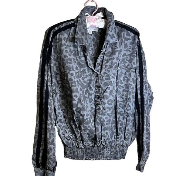 Animal print collared crop length top with sleeve stripe detail  Sz L - Picture 1 of 10
